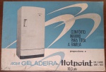 Folheto Publicitário Vintage Geladeira Hotpoint Deluxe LNE-103  Anos 50/60 - Raro material promocional original da Nova Geladeira Hotpoint Deluxe, modelo LNE-103 de 10,3 pés. O item apresenta o design aerodinâmico e robusto típico da era de ouro dos eletrodomésticos no Brasil.