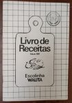 Livro de Receitas "Escolinha Walita"  Edição Original de 1981 - Raro exemplar da Edição 1981 do livro de receitas da famosa Escolinha Walita. O guia reflete a cultura gastronômica brasileira do início da década de 80, focada na praticidade do uso de liquidificadores e batedeiras.