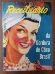 Raro Receituário da Gordura de Côco Brasil  Original Anos 40/50  Iconografia Carmen Miranda - Raro exemplar do livreto promocional oficial da Gordura de Côco Brasil. O item é um marco do marketing doméstico brasileiro, utilizando a estética da "baiana" em sua capa, em uma clara alusão à imagem de Carmen Miranda, que estava no auge de sua carreira internacional na época.