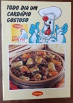 Livro de Receitas Vintage Maggi  "Todo Dia um Cardápio Gostoso"  Anos 80 - Exemplar original do livro de receitas oficial da Maggi, um marco da publicidade de alimentos no Brasil. A peça destaca-se pelo design gráfico vibrante da época.