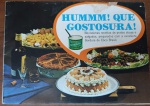 Livreto de Receitas Vintage "Humm! Que Gostosura!"  Gordura de Côco Brasil (Anos 60) - Raro exemplar do livreto promocional original da Gordura de Côco Brasil, apresentando "Novíssimas receitas de pratos doces e salgados". O item é um excelente registro da culinária doméstica brasileira de meados do século XX.