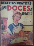 Raro Livreto "Receitas Práticas para Doces e Sorvetes"  Vintage (Anos 40) - Raro exemplar original do manual de culinária e publicidade doméstica da década de 1940. A peça é um excelente registro da introdução de sobremesas modernas e geladas nos lares brasileiros.