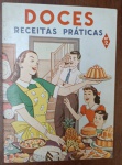 Livreto Vintage "Doces - Receitas Práticas Nº 2"  Original Anos 50/60 - Raro exemplar original do segundo volume da série "Doces - Receitas Práticas". O livreto é um documento visual e gastronômico da metade do século XX no Brasil.