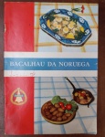 Livreto de Receitas Vintage "Bacalhau da Noruega"  Original Anos 60/70 - Raro exemplar do livreto oficial de receitas da Associação de Exportadores de Bacalhau da Noruega. A peça é um excelente registro da publicidade internacional de alimentos e da cultura gastronômica luso-brasileira de meados do século passado.