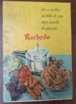Raro Livreto de Receitas e Manual Panela de Pressão Rochedo  Vintage (Anos 50/60) - folheto "Tire o melhor partido de sua nova panela de pressão Rochedo", um guia de instruções e receitas que acompanhava as panelas de pressão da marca nas décadas de 1950 e 1960. Este item é uma peça de ephemera culinária muito procurada por colecionadores que possuem as panelas originais de alumínio polido ou que apreciam a estética gráfica de época.