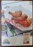 Livreto Vintage Receitas Mococa  Colecionismo e Gastronomia (Anos 80/90) - livreto de "Receitas Mococa", uma peça publicitária clássica da marca Mococa, provavelmente lançada entre o final da década de 1980 e início dos anos 1990. O material destaca o uso do Creme de Leite Mococa em pratos salgados, como o frango assado ilustrado na capa.