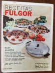Raro Folheto Antigo de Receitas Fulgor  Colecionismo Vintage (Anos 60/70) - folheto original de "Receitas Fulgor", um item clássico da publicidade brasileira, provavelmente das décadas de 1960 ou 1970. Ele acompanhava a famosa fôrma de alumínio que permitia assar pizzas e outros pratos sobre a chama do fogão, sendo um objeto de grande valor nostálgico.