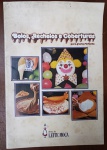 Raro Livreto de Receitas Leite Moça: Bolos e Recheios Infantis  Vintage (Anos 80/90) -  livreto vintage "Bolos, Recheios e Coberturas para Festas Infantís", uma publicação promocional clássica da Nestlé distribuída nas décadas de 1980 e 1990. O material apresenta receitas icônicas da época, como o famoso "Bolo de Palhaço", que se tornaram símbolos da memória afetiva culinária brasileira