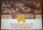 Raro Encarte Publicitário Maizena 1977  Vintage Original (Anos 70) - exemplar raro e nostálgico de um calendário ou encarte publicitário da Maizena, lançado especificamente para o ano de 1977. Trata-se de uma peça de ephemera (papelaria antiga) altamente colecionável, pois traz a estética clássica da marca Duryea e o slogan "Maizena deseja um 1977 bem fofinho", que faz um trocadilho com a textura dos bolos feitos com o amido.