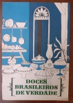 Raro Livreto de Receitas Royal "Doces Brasileiros de Verdade"  Vintage (Anos 50/60) - "Doces Brasileiros de Verdade", uma publicação promocional clássica lançada pela marca Royal (Standard Brands of Brazil) por volta das décadas de 1950 e 1960. É um item de ephemera culinária muito apreciado por sua estética gráfica colonial, que remete às tradições das antigas fazendas e cozinhas brasileiras.