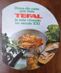 Raro Livreto de Receitas Tefal "Século XXI"  Vintage Original (Anos 70/80) -  livreto original da marca Tefal, intitulado "Dona-de-casa que tem TEFAL já está vivendo no século XXI". Trata-se de uma peça publicitária clássica de ephemera, provavelmente lançada nas décadas de 1970 ou 1980, época em que a marca francesa de utensílios antiaderentes começou a se tornar um símbolo de modernidade nas cozinhas brasileiras.