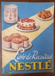 Raro Livreto de Receitas Nestlé  Vintage Original (Década de 40/50) -  "Livro de Receitas Nestlé", uma das edições mais icônicas e completas distribuídas pela companhia no Brasil, provavelmente entre o final da década de 1940 e o início dos anos 1950. Trata-se de um item de ephemera culinária de alto valor histórico, pois apresenta a lata de Leite Condensado Marca Moça com o design original, incluindo as medalhas de premiações mundiais.