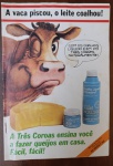 Raro Livreto de Receitas Três Coroas: Como Fazer Queijos em Casa  Vintage - Este é o livreto original de receitas intitulado "A Três Coroas ensina você a fazer queijos em casa", uma publicação promocional vintage da marca Três Coroas (famosa por seus produtos para laticínios). O material apresenta o icônico slogan "A vaca piscou, o leite coalhou!" e é um item de ephemera culinária muito específico e valorizado por colecionadores do setor agropecuário e de marcas clássicas brasileiras.