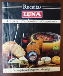Raro Livreto de Receitas Queijos Luna  Vintage Original (Anos 80/90) - Receitas Luna", uma publicação promocional vintage da marca de queijos Luna, famosa por seus queijos finos (tipo Gruyère, Camembert e Gorgonzola). Trata-se de uma peça de ephemera culinária, provavelmente lançada nas décadas de 1980 ou 1990, com o slogan clássico: "Uma fatia da Europa em cada queijo".