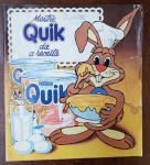 Raro Livreto de Receitas Nestlé "Quik dá a receita"  Vintage (Anos 80) -  "Quik dá a receita", uma publicação promocional vintage da Nestlé, lançada provavelmente na década de 1980. Trata-se de uma peça de ephemera publicitária muito nostálgica, apresentando o coelho Quicky (na época chamado apenas de Quik) antes da transição da marca para o nome Nesquik.