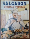 Raro Livreto Vintage "Salgados: Receitas Práticas Nº 2"  Original Anos 50/60 -  "Salgados: Receitas Práticas Nº 2", uma publicação vintage que faz parte de uma série clássica de culinária popular, provavelmente lançada entre as décadas de 1950 e 1960. Trata-se de uma peça de ephemera culinária com uma estética gráfica muito característica da época, destacando-se pela ilustração colorida do chef de cozinha.