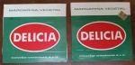 Lote com 2 Livretos Vintage Margarina Delícia  Original Anos 60/70 -  livretos originais da Margarina Vegetal Delícia, uma peça clássica de ephemera publicitária brasileira, provavelmente lançada entre o final da década de 1960 e o início dos anos 1970. A Delícia, marca histórica da Sanbra (Sociedade Algodoeira do Nordeste Brasileiro), foi uma das pioneiras no mercado de margarinas vegetais no país.