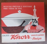 Raro Livreto de Receitas Vintage Knorr Suíça  Original Anos 60/70 -  livreto original intitulado "Receitas Práticas e Gostosas para todos os dias", uma publicação promocional vintage da Knorr Suíça, lançada provavelmente entre as décadas de 1960 e 1970. Trata-se de uma peça de ephemera culinária clássica, marcando a época em que os caldos em cubo começaram a revolucionar a praticidade na cozinha brasileira.