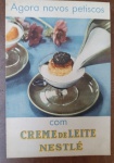 Raro Livreto de Receitas Vintage Creme de Leite Nestlé  Original Anos 50/60 - livreto original intitulado "Agora novos petiscos com Creme de Leite Nestlé", uma publicação promocional vintage da Nestlé, provavelmente lançada entre as décadas de 1950 e 1960. Trata-se de uma peça de ephemera culinária muito charmosa, marcando a época em que o creme de leite em lata começou a ser amplamente difundido como um ingrediente de sofisticação na cozinha brasileira.