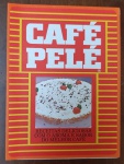 Raro Livreto de Receitas Vintage Café Pelé  Original Anos 70/80 - livreto original de receitas do Café Pelé, uma peça clássica de ephemera publicitária brasileira, provavelmente lançada entre as décadas de 1970 e 1980. A marca, que leva o nome do Rei do Futebol, é um ícone cultural, e este material registra a época em que o café solúvel buscava ganhar espaço nas receitas de sobremesas sofisticadas.