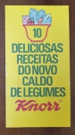 Raro Livreto de Receitas Vintage Caldo de Legumes Knorr  Anos 80/90 - livreto original intitulado "10 Deliciosas Receitas do Novo Caldo de Legumes Knorr", uma peça clássica de ephemera publicitária lançada pela Knorr (marca do grupo Unilever), provavelmente entre o final da década de 1980 e o início dos anos 90, época em que o sabor de legumes foi introduzido como uma grande novidade no mercado brasileiro.