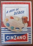 Raro Livreto de Receitas Cinzano "A Arte de Beber"  Vintage Original (Anos 50/60) -  livreto original intitulado "A Arte de Beber", uma das peças de ephemera publicitária mais icônicas da marca Cinzano no Brasil, provavelmente lançado entre as décadas de 1950 e 1960. Este material é um guia clássico de coquetelaria vintage, muito procurado por colecionadores de itens de bar e bebidas históricas.