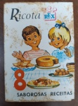 Raro Livreto de Receitas Ricota Rex  Vintage Original (Anos 60/70) -  livreto original intitulado "Ricota Rex: 8 Saborosas Receitas", uma publicação promocional vintage da marca Rex, provavelmente lançada entre as décadas de 1960 e 1970. Trata-se de uma peça de ephemera culinária muito charmosa, marcando a época em que a ricota começou a ser introduzida em receitas variadas para o público brasileiro.