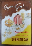 Raro Livreto de Receitas Vintage "Agora Sim! Novas e Variadas Sobremesas" (Anos 50/60) - livreto original intitulado "Agora Sim! Todos os dias novas e variadas Sobremesas", uma publicação promocional vintage, provavelmente lançada entre as décadas de 1950 e 1960. Trata-se de uma peça clássica de ephemera culinária, muito valorizada por colecionadores pela sua estética gráfica "Mid-Century" e ilustrações coloridas de doces de época.