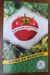 Raro Livreto de Receitas Cica "O Molho do Brasil"  Vintage (Anos 90) -  livreto original de receitas intitulado "O Molho do Brasil com o seu Toque", uma publicação promocional vintage da Cica, provavelmente lançada na década de 1990. O material destaca o uso dos extratos e molhos de tomate da marca (como o famoso Pomarola ou o Elefante), sendo uma peça clássica de ephemera publicitária que traz o selo da Tetra Pak da época.