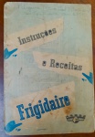 Raro Livreto de Instruções e Receitas Frigidaire  Vintage (Anos 40/50) -  livreto original de "Instruções e Receitas Frigidaire", uma peça clássica de ephemera publicitária das décadas de 1940 e 1950. Publicado pela General Motors do Brasil S.A., este material acompanhava as icônicas geladeiras da marca, sendo um item de alto valor histórico e nostálgico para colecionadores de design industrial e eletrodomésticos vintage.