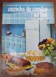 Raro Livreto de Receitas Nestlé "Cozinha do Comêço ao Fim"  Vintage (Anos 60/70) -  livreto original intitulado "Cozinha do comêço ao fim", uma publicação promocional vintage da Nestlé, lançada provavelmente entre o final da década de 1960 e o início dos anos 70. Trata-se de uma peça clássica de ephemera culinária, muito valorizada por colecionadores pela sua estética visual "Mid-Century" e por registrar a era de ouro da cozinha planejada no Brasil.