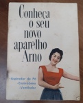Raro Livreto Vintage Arno - "Conheça o seu novo aparelho" - Anos 50/60 -  livreto original da Arno é um exemplar clássico da era de ouro dos eletrodomésticos no Brasil. A capa apresenta uma ilustração fotográfica típica da época, destacando os aparelhos que revolucionaram as tarefas domésticas: Aspirador de Pó, Enceradeira e Ventilador.
