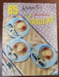 Raro Livreto Vintage 65 Receitas Sardinhas Coqueiro - Década de 50/60 - livreto original apresenta 65 receitas práticas utilizando as famosas sardinhas da marca Coqueiro, uma das mais tradicionais do Brasil. A capa possui uma estética "retrô" marcante, com fundo de poás (bolinhas) e ilustrações coloridas de pratos típicos da época, como o aspic (gelatina salgada) com sardinha.