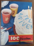 Raro Livreto Vintage 100 Receitas Nestlé - Clássico dos Anos 50/60 -  livreto original da Nestlé apresenta uma seleção de 100 preparos que marcaram gerações, incluindo doces, cremes e sobremesas icônicas feitas com produtos como o Leite Moça. A capa exibe uma fotografia vibrante de um bolo de aniversário clássico e copos coloridos, típica da estética publicitária de meados do século XX.