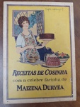 Raro Livreto de Receitas Maizena Duryea - Original Anos 20/30 -  livreto original, intitulado "Receitas de Cosinha com a celebre farinha de Maizena Duryea", remonta ao início do século XX. A capa apresenta uma belíssima ilustração litográfica no estilo Belle Époque, exibindo uma cozinheira com um bolo, o que o torna uma excelente peça para decoração retrô ou acervos de época.