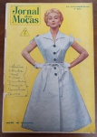 Rara Revista Jornal das Moças - Nº 2015 (28 de Janeiro de 1954) - Moda Vintage -  revista Jornal das Moças, publicada no Rio de Janeiro em janeiro de 1954. A capa colorida apresenta a estética clássica da década de 50 ("New Look"), destacando um elegante vestido de botões com cintura marcada e detalhes de laços nos ombros.