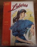 Rara Revista Labores de Vosotras - Abril 1948 - Moda e Corte Vintage - Esta edição de abril de 1948 da revista argentina Labores (suplemento mensal da revista Vosotras) é um exemplar da "Primera Seccion". A capa apresenta uma belíssima ilustração artística de uma mulher com blusa azul plissada e babados, refletindo a elegância romântica do final da década de 40.