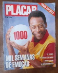 Revista Placar Edição Histórica Nº 1000 (1989) - Pelé - Especial 1000 Números - Este exemplar histórico de agosto de 1989 celebra a marca de 1000 edições da revista Placar. A capa traz o Rei Pelé segurando uma bola com o número 1000, simbolizando a longevidade da publicação.