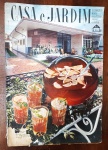 Revista Casa e Jardim Nº 144 - Janeiro de 1967 - Arquitetura e Decoração Vintage - Esta edição de janeiro de 1967 da revista Casa e Jardim é um exemplar fundamental para colecionadores e profissionais da área. A capa apresenta uma cena vibrante de "drinques de verão" em um ambiente modernista, refletindo o estilo de vida sofisticado da década de 60