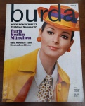 Revista Burda Moden Especial Primavera/Verão 1967 - Moda Vintage Europeia - Este exemplar original da Burda Moden, publicado na Alemanha em 1967, traz as tendências de alta costura de Paris, Berlim e Munique daquele ano. A capa icônica apresenta a estética vibrante dos anos 60, com destaque para o casaco amarelo estruturado e acessórios geométricos.