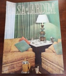Revista Casa e Jardim - Fevereiro de 1967 - Decoração Vintage Anos 60 -  Este exemplar original da revista Casa e Jardim, publicado em fevereiro de 1967, traz a estética clássica do "morar bem" da época. A capa apresenta um ambiente de sala de estar sofisticado, com mobiliário luxuoso, iluminação focada e detalhes em tons de verde e bege, típicos do período.