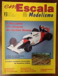 Revista em Escala Modelismo Nº 1 (Julho/1993) - Edição de Lançamento -  Este exemplar original de julho de 1993 é o número inaugural da revista emEscala, um marco na imprensa especializada do gênero no Brasil. A capa destaca a icônica McLaren MP4/6 de Ayrton Senna, celebrando o tricampeonato do piloto.