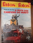 Revista Fatos e Fotos Nº 490 (Jul/1970) - Brasil Tricampeão Mundial - Oportunidade excepcional para colecionadores de futebol e memorabilia histórica. Este exemplar original de julho de 1970 é um registro visual magnífico da chegada dos heróis do Tri ao Brasil. A capa icônica mostra os jogadores no carro de bombeiros desfilando em meio a uma multidão em Brasília, destacando o capitão Carlos Alberto Torres erguendo a Taça Jules Rimet ao lado de autoridades