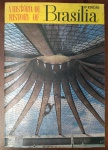 Raro: A História de Brasília (8ª Edição) - History of Brasília - Bilingue - Este exemplar original da 8ª edição da série "A História de Brasília" é um documento iconográfico fundamental da utopia modernista brasileira. A capa apresenta uma fotografia imponente da Catedral Metropolitana de Brasília, obra-prima de Oscar Niemeyer, capturando o interior de suas famosas colunas parabólicas.