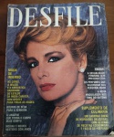 Revista "Desfile"  Edição Especial Moda de Inverno e Suplemento de Culinária (Anos 80)Raro exemplar da revista Desfile, uma das principais publicações de moda e comportamento feminino das décadas de 1980 e 1990 no Brasil, produzida pela saudosa Bloch Editores. Esta edição é um registro histórico da estética oitentista, destacando as tendências da "Moda Carioca" e vestuário em seda e veludo.