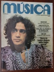 edição nº 14 da Revista Música, publicada em 1977. Trata-se de uma das capas mais emblemáticas da publicação, com Caetano Veloso logo após seu retorno do exílio, com a frase marcante: "Morar em Londres diminuiu minha timidez musical".Esta edição é um "santo graal" para colecionadores de Tropicália e da fase experimental da MPB nos anos 70.