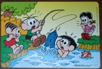 Cartões Postais promocionais da Nestlé / Turma da Mônica (1995). A cena mostra o Cebolinha "pescando" a bermuda do Cascão, enquanto Mônica e Magali se divertem com a situação  uma ilustração clássica do humor de Mauricio de Sousa.