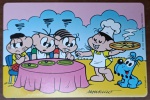 Cartões Postais promocionais Nestlé / Turma da Mônica (1995). A cena é muito divertida, mostrando a Magali como "Chef" servindo uma pizza, enquanto Cascão, Cebolinha e Mônica esperam com pratos vazios  e o Bidu observa alegremente.