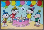 Cartão Postal Nestlé / Turma da Mônica (1995)  Cena 1 I "O Aniversário" item número 12 da sua coleção (código 471180-1 I). A cena retrata um aniversário da Turma da Mônica, com a Magali prestes a apagar a vela (ou comer o bolo), sob o olhar atento e levemente preocupado de Mônica, Cebolinha e Cascão.