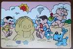 Cartões Postais promocionais Nestlé / Turma da Mônica (1995). A cena é divertidíssima: o Cebolinha sai correndo após esculpir o Cascão na areia (detalhe para o Cascão sorrindo na escultura, algo raro!), enquanto a Mônica e a Magali observam e o Bidu se diverte.